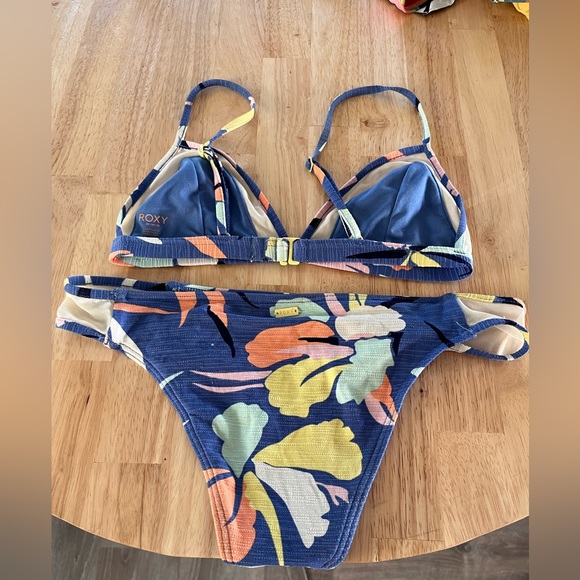 Roxy bikini set. Size medium - Picture 3 of 3